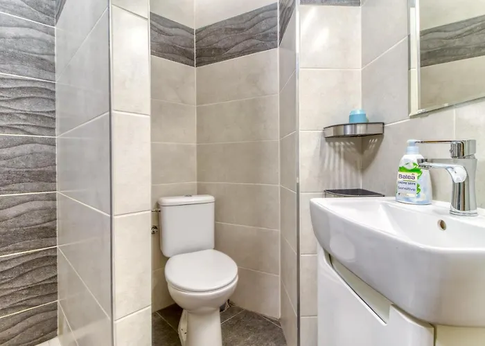 Jonashouse - Great Location Near Center- Personal Or Self Check-in